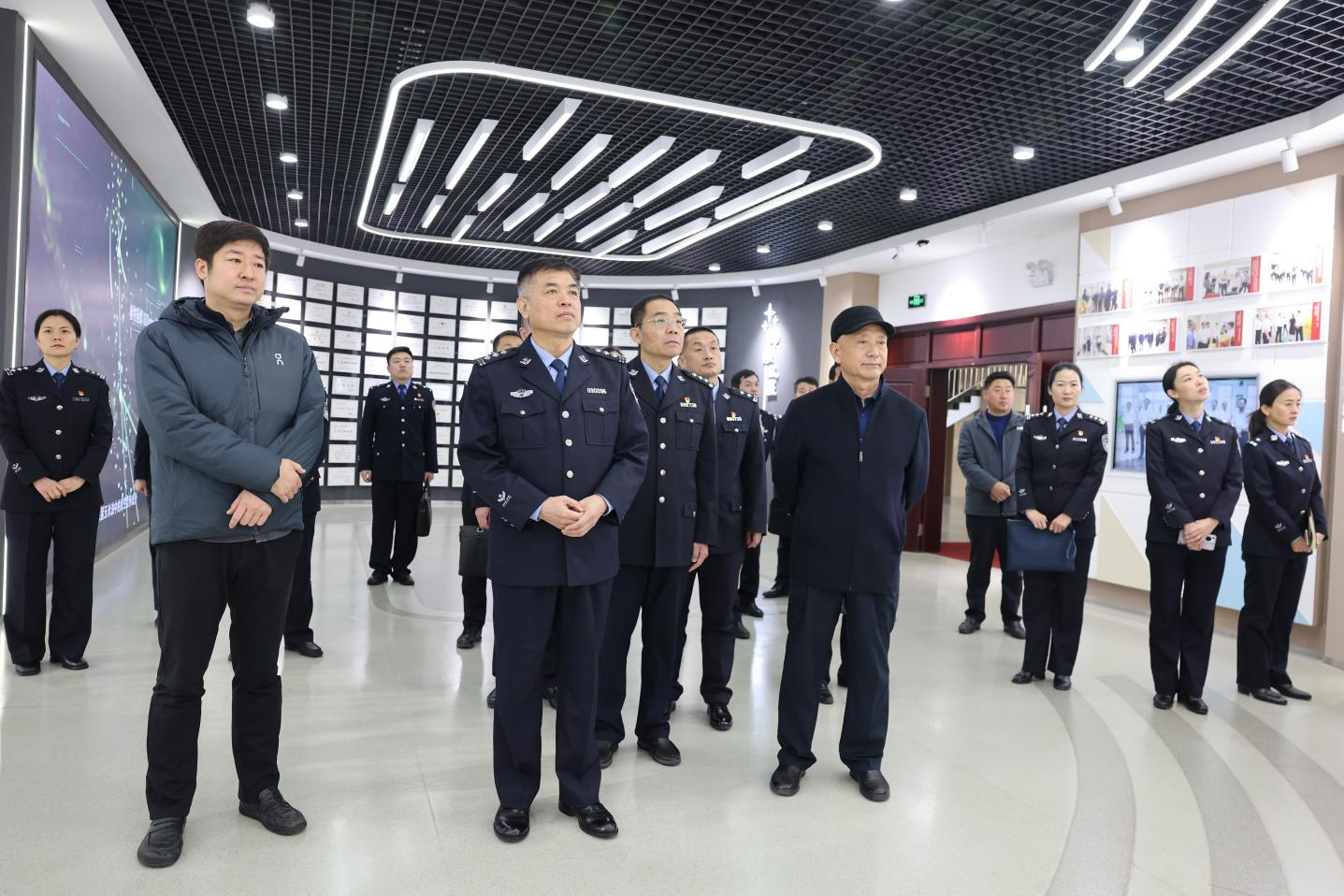 鄒平市副市長(zhǎng)、市公安局局長(zhǎng)張?jiān)缓ш?duì)來(lái)山東三星集團(tuán)調(diào)研指導(dǎo)
