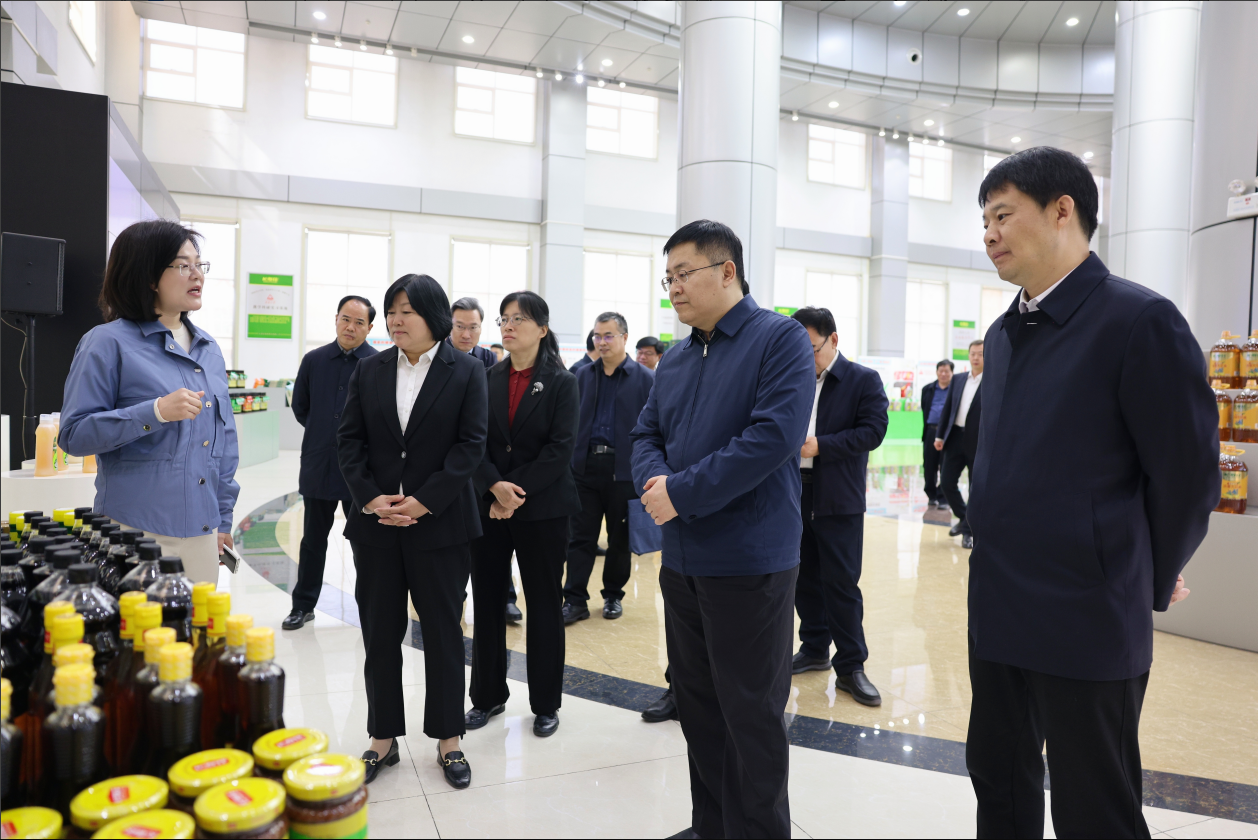濱州市“首批國家互聯(lián)網(wǎng)信息辦公室網(wǎng)絡(luò)立法聯(lián)系點”建設(shè)推進(jìn)會議與會領(lǐng)導(dǎo)來山東三星集團(tuán)調(diào)研