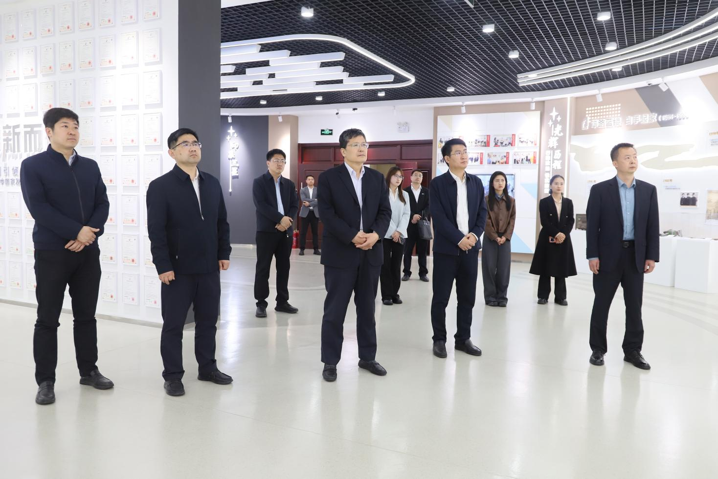 濱州市委市直機(jī)關(guān)工委副書記、三級(jí)調(diào)研員張榮堂帶隊(duì)來(lái)山東三星集團(tuán)調(diào)研