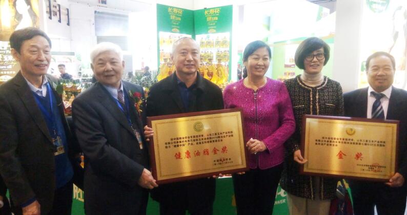長(zhǎng)壽花金胚玉米油、稻米油雙雙榮獲糧油行業(yè)品質(zhì)金獎(jiǎng)